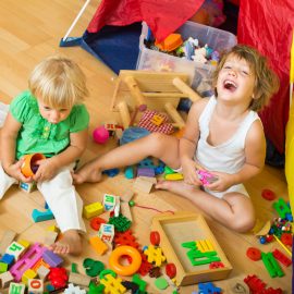 Skrzynia na zabawki praktycznym rozwiązaniem na nieporządek w pokoju dziecięcym